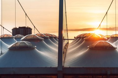 Olimpiyskiy Stadyumu çatısı günbatımında Kiev, Ukrayna