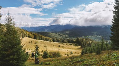 Turistler Karpat Dağları, Ukrayna içinde ormanlık çayırda hiking