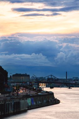 Kiev, Ukrayna nehirde ile güzel kentsel cityscape