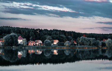 Köy binalar Ukrayna kıyı Dnipro Nehri üzerinde