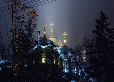Kiev, Ukrayna geceleri bina ışıklı Kilisesi'nin düşük açılı görünüş