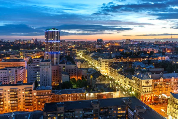 키예프 우크라이나에서 저녁에 조명된 도시의 — 스톡 사진
