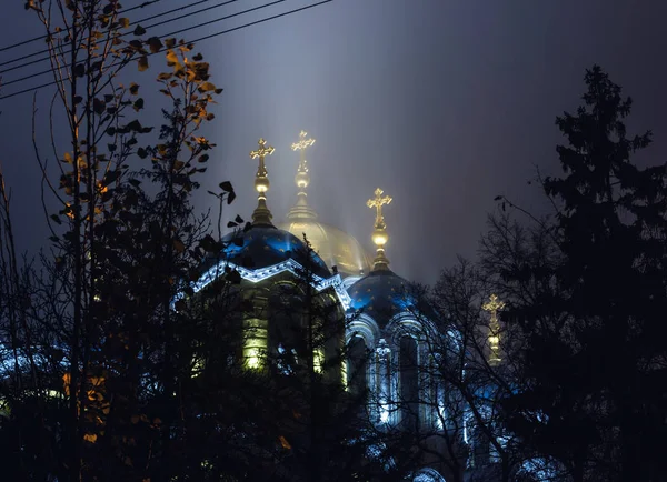 Vista Baixo Ângulo Edifício Iluminado Igreja Noite Kiev Ucrânia — Fotografia de Stock