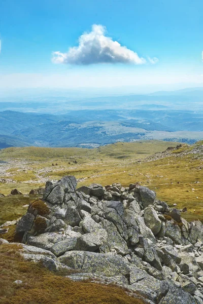 Felsen Der Wiese Mit Malerischer Landschaft Den Karpaten Ukraine — Stockfoto
