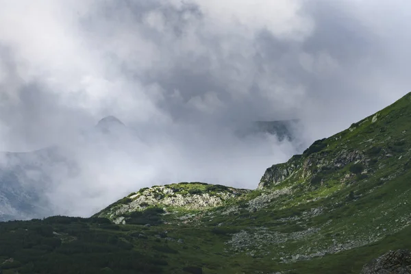 Rocas Cubiertas Manta Nubes Paisaje Las Montañas Los Cárpatos Ucrania —  Fotos de Stock