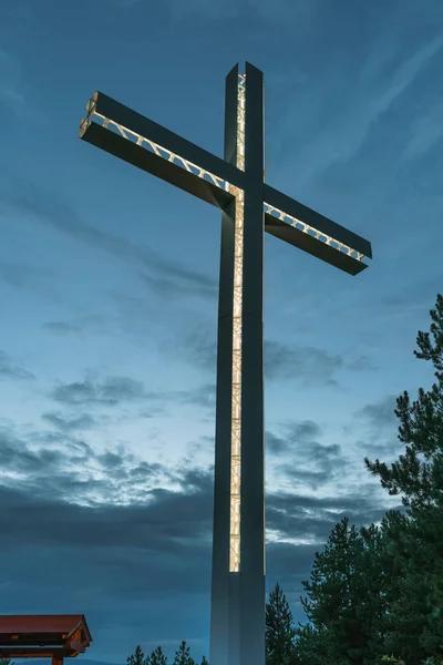 황혼에 조명된 십자가 기념물의 로열티 프리 스톡 사진