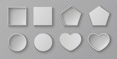 Üst görünümü olan gerçekçi maket kutuları - beşgen, kare ve dairesel kaplar ambalaj tasarımları için. Beyaz karton kalp ve gölgeli yuvarlak kapaklar. Hediye paketleri için boş şablonlar.