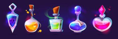 Parlayan sihirli iksirleri, zehirli kafatası şişesi ve hayal ürünü RPG tasarımı için kalp şeklinde aşk şişeleri olan iksir şişesi koleksiyonu. Mantarları ve mistik sıvıları olan renkli simyacı kapları..