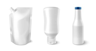 Plastik sos paketi modellemeleri beyaz arkaplanda izole edildi. Kese ve şişe kalıplarının markalaşma, gıda ambalajı, sabun doyma paketi için boş alan ve kapaklı vektör gerçekçi illüstrasyonu