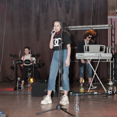 Moskova, Rusya - Mayıs, 2018 yaklaşık: Rock konseri. Öğrencilere okul Sahne Alanı'nda toplantı salonu.