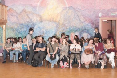 Moskova, Rusya - Mayıs, 2018 yaklaşık: Rock konseri. Veliler ve okul Meclisi cincert başında bekleyen sesi.