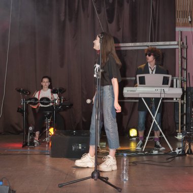 Moskova, Rusya - Mayıs, 2018 yaklaşık: Rock konseri. Öğrencilere okul Sahne Alanı'nda toplantı salonu.