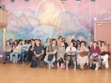 Moskova, Rusya - Mayıs, 2018 yaklaşık: Rock konseri. Veliler ve okul Meclisi cincert başında bekleyen sesi.