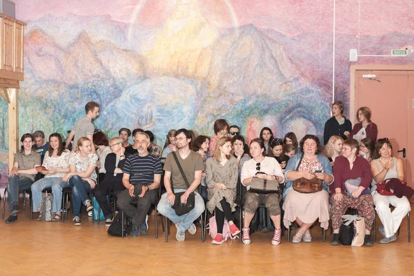 Moskova, Rusya - Mayıs, 2018 yaklaşık: Rock konseri. Veliler ve okul Meclisi cincert başında bekleyen sesi.