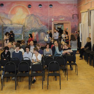 Moskova, Rusya - Haziran, 2018 yaklaşık: Okul sınıf 9, ebeveynler ve öğretmenler öğretim yılı sonuna işaretlemek için toplantı salonu toplayın. Okul sahne alanı'ndan görüntülemek.