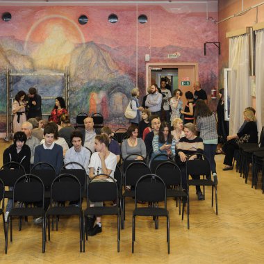 Moskova, Rusya - Haziran, 2018 yaklaşık: Okul sınıf 9, ebeveynler ve öğretmenler öğretim yılı sonuna işaretlemek için toplantı salonu toplayın. Okul sahne alanı'ndan görüntülemek.