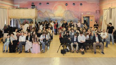 Moskova, Rusya - Haziran, 2018 yaklaşık: Okul sınıf 9, ebeveynler ve öğretmenler öğretim yılı sonuna işaretlemek için toplantı salonu toplayın. Okul sahne alanı'ndan görüntülemek.