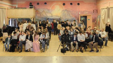 Moskova, Rusya - Haziran, 2018 yaklaşık: Okul sınıf 9, ebeveynler ve öğretmenler öğretim yılı sonuna işaretlemek için toplantı salonu toplayın. Okul sahne alanı'ndan görüntülemek.