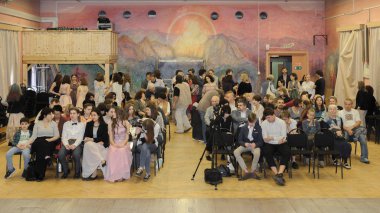 Moskova, Rusya - Haziran, 2018 yaklaşık: Okul sınıf 9, ebeveynler ve öğretmenler öğretim yılı sonuna işaretlemek için toplantı salonu toplayın. Okul sahne alanı'ndan görüntülemek.