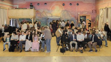 Moskova, Rusya - Haziran, 2018 yaklaşık: Okul sınıf 9, ebeveynler ve öğretmenler öğretim yılı sonuna işaretlemek için toplantı salonu toplayın. Okul sahne alanı'ndan görüntülemek.