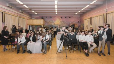 Moskova, Rusya - Haziran, 2018 yaklaşık: Okul sınıf 9, ebeveynler ve öğretmenler öğretim yılı sonuna işaretlemek için toplantı salonu toplayın. Okul sahne alanı'ndan görüntülemek.