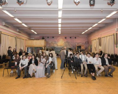 Moskova, Rusya - Haziran, 2018 yaklaşık: Okul sınıf 9, ebeveynler ve öğretmenler öğretim yılı sonuna işaretlemek için toplantı salonu toplayın. Okul sahne alanı'ndan görüntülemek.