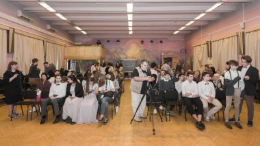 Moskova, Rusya - Haziran, 2018 yaklaşık: Okul sınıf 9, ebeveynler ve öğretmenler öğretim yılı sonuna işaretlemek için toplantı salonu toplayın. Okul sahne alanı'ndan görüntülemek.