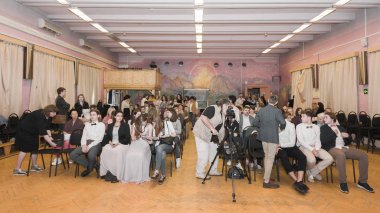 Moskova, Rusya - Haziran, 2018 yaklaşık: Okul sınıf 9, ebeveynler ve öğretmenler öğretim yılı sonuna işaretlemek için toplantı salonu toplayın. Okul sahne alanı'ndan görüntülemek.