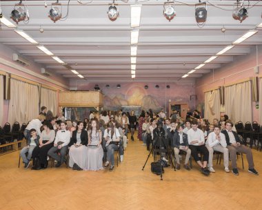 Moskova, Rusya - Haziran, 2018 yaklaşık: Okul sınıf 9, ebeveynler ve öğretmenler öğretim yılı sonuna işaretlemek için toplantı salonu toplayın. Okul sahne alanı'ndan görüntülemek.