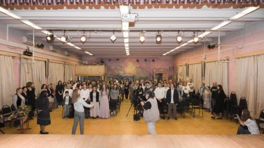 Moskova, Rusya - Haziran, 2018 yaklaşık: Okul sınıf 9, ebeveynler ve öğretmenler öğretim yılı sonuna işaretlemek için toplantı salonu toplayın. Okul sahne alanı'ndan görüntülemek.