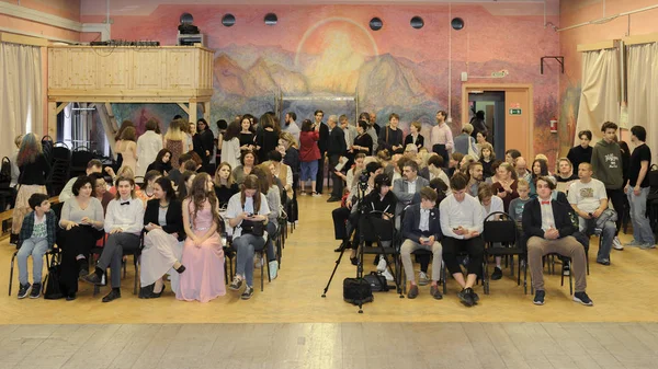 Moskova, Rusya - Haziran, 2018 yaklaşık: Okul sınıf 9, ebeveynler ve öğretmenler öğretim yılı sonuna işaretlemek için toplantı salonu toplayın. Okul sahne alanı'ndan görüntülemek.