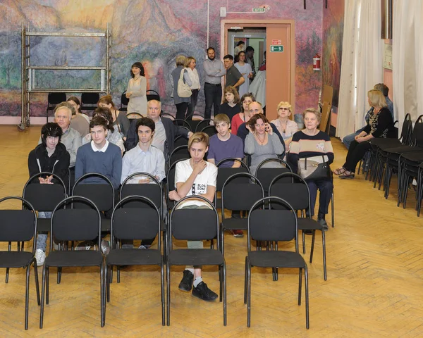 Moskova, Rusya - Haziran, 2018 yaklaşık: Okul sınıf 9, ebeveynler ve öğretmenler öğretim yılı sonuna işaretlemek için toplantı salonu toplayın. Okul sahne alanı'ndan görüntülemek.