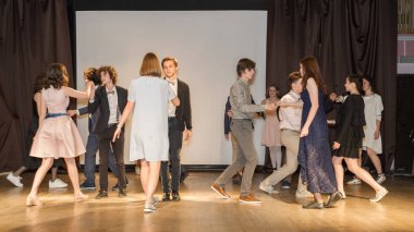 Moskova, Rusya - Haziran, 2018 yaklaşık: Öğretim yılı sonu. 9. sınıf öğrencilerinin okul Meclisi sahnede dans.