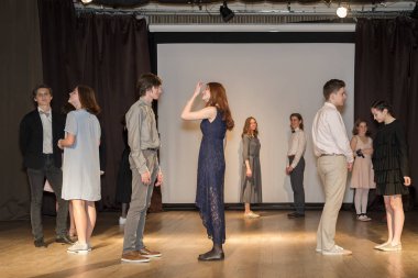 Moskova, Rusya - Haziran, 2018 yaklaşık: Öğretim yılı sonu. 9. sınıf öğrencilerinin okul Meclisi sahnede dans.