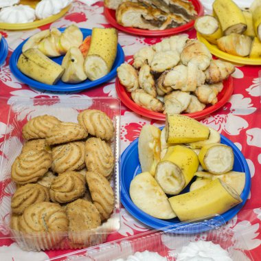 Tatlı tablo. Muz, kesme şeker, şekerleme ve meyve kullanıma hazır.