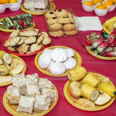 Moskova, Rusya - Haziran, 2018 yaklaşık: Tatlı tablo. Muz, kesme şeker, şekerleme ve meyve kullanıma hazır.