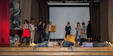 Moskova, Rusya - Haziran, 2018 yaklaşık: Okul öğretmenleri öğrencilerin okul Meclis salonunda okul sahnede Amatör bir performans parodi..