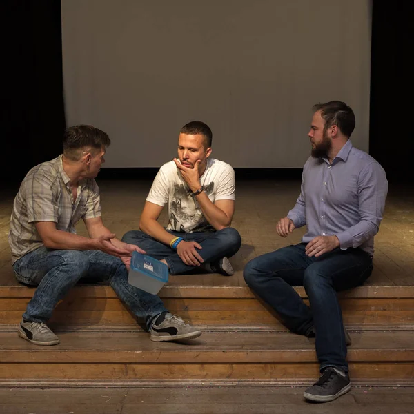 Moskova, Rusya - Haziran, 2018 yaklaşık: Okul öğretmenleri öğrencilerin okul Meclis salonunda okul sahnede Amatör bir performans parodi..