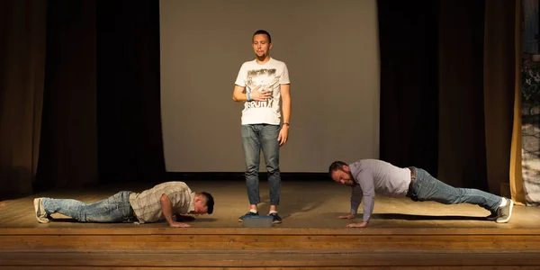 Moskova, Rusya - Haziran, 2018 yaklaşık: Okul öğretmenleri öğrencilerin okul Meclis salonunda okul sahnede Amatör bir performans parodi..