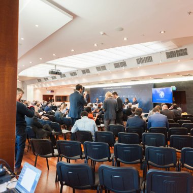 Moskova, Rusya - Kasım, 2018 yaklaşık: Katılımcılar V Avrasya Ekonomik Kongre çerçevesinde X Türkiye-Rusya iş diyalog. Krasnopresnenskaya dolgu, 12 ev.