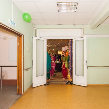 Moskova, Rusya - Kasım, 2018 yaklaşık: Mutlu olmayan alcogolic 13 Diwali Mela. İnsanlar Hint Ulusal Kültür Merkezi Sita Ardiles iyi eğlenceler. Kuusinena street, 19a ev.