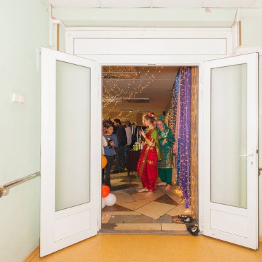 Moskova, Rusya - Kasım, 2018 yaklaşık: Mutlu olmayan alcogolic 13 Diwali Mela. İnsanlar Hint Ulusal Kültür Merkezi Sita Ardiles iyi eğlenceler. Kuusinena street, 19a ev.