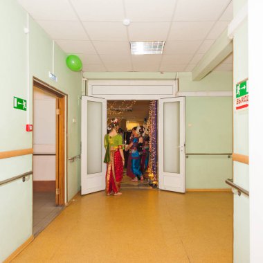 Moskova, Rusya - Kasım, 2018 yaklaşık: Mutlu olmayan alcogolic 13 Diwali Mela. İnsanlar Hint Ulusal Kültür Merkezi Sita Ardiles iyi eğlenceler. Kuusinena street, 19a ev.