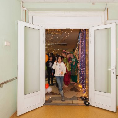 Moskova, Rusya - Kasım, 2018 yaklaşık: Mutlu olmayan alcogolic 13 Diwali Mela. İnsanlar Hint Ulusal Kültür Merkezi Sita Ardiles iyi eğlenceler. Kuusinena street, 19a ev.