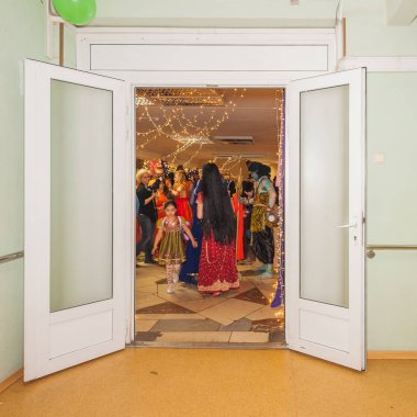 Moskova, Rusya - Kasım, 2018 yaklaşık: Mutlu olmayan alcogolic 13 Diwali Mela. İnsanlar Hint Ulusal Kültür Merkezi Sita Ardiles iyi eğlenceler. Kuusinena street, 19a ev.