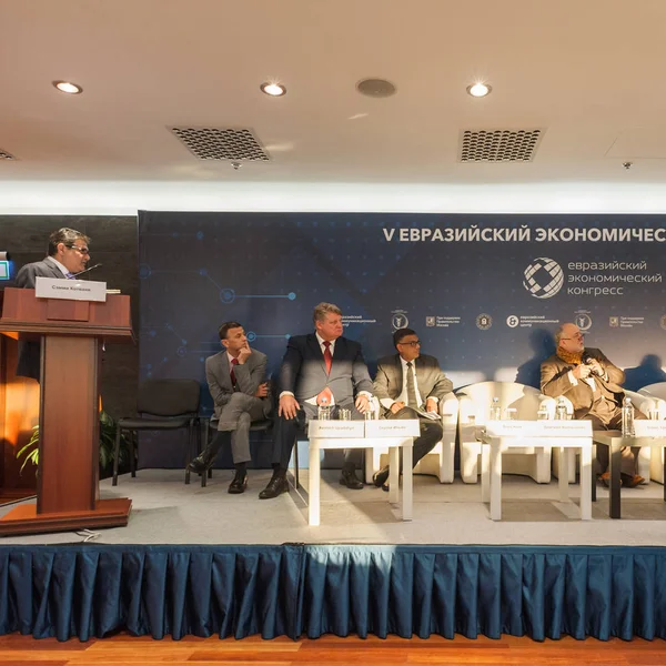 俄罗斯莫斯科 2018年11月 欧亚经济大会框架内举行的 印俄商业对话的参与者 Krasnopresnenskaya 所房屋 — 图库照片