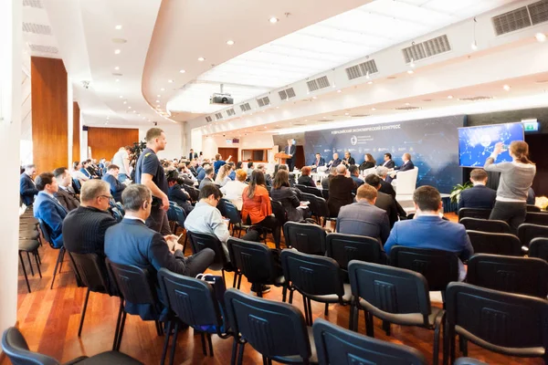 Moskova, Rusya - Kasım, 2018 yaklaşık: Katılımcılar V Avrasya Ekonomik Kongre çerçevesinde X Türkiye-Rusya iş diyalog. Krasnopresnenskaya dolgu, 12 ev.