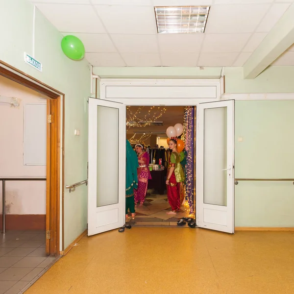 Moskova, Rusya - Kasım, 2018 yaklaşık: Mutlu olmayan alcogolic 13 Diwali Mela. İnsanlar Hint Ulusal Kültür Merkezi Sita Ardiles iyi eğlenceler. Kuusinena street, 19a ev.