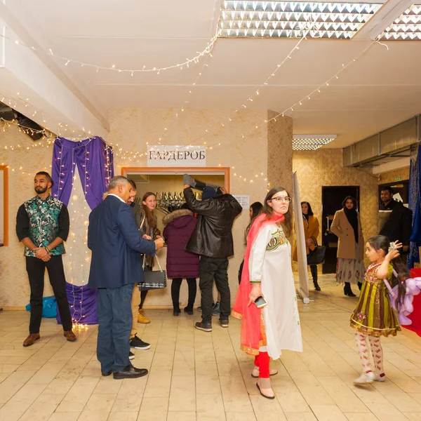 Moskova, Rusya - Kasım, 2018 yaklaşık: Mutlu olmayan alcogolic 13 Diwali Mela. İnsanlar Hint Ulusal Kültür Merkezi Sita Ardiles iyi eğlenceler. Kuusinena street, 19a ev.