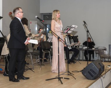 Moskova, Rusya - Ekim, 2018 yaklaşık: Saratov dan performans Retro Caz Orkestrası. Sanatçıların konser saati. Mimar, iç Merkezi ev.